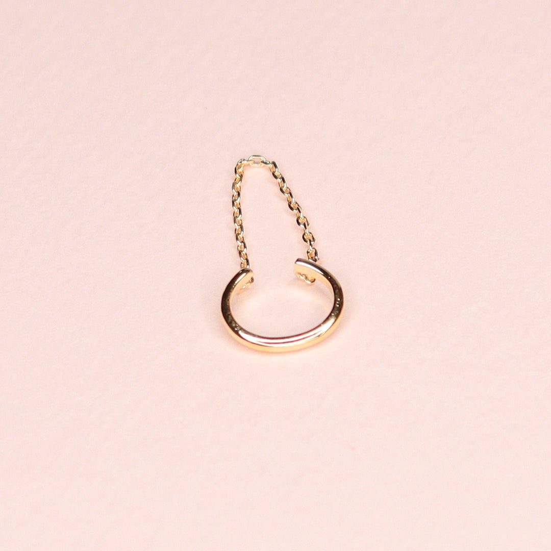 Un earcuff unique composé d'une chaîne fine qui habillera votre oreille à lui tout seul !Que les oreilles soient percées ou non, on peut se laisser séduire !