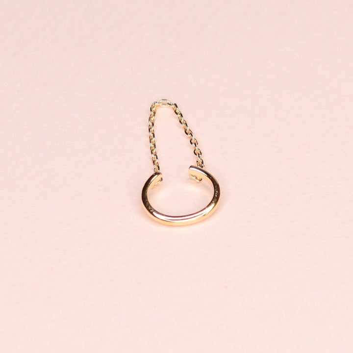 Un earcuff unique composé d'une chaîne fine qui habillera votre oreille à lui tout seul !Que les oreilles soient percées ou non, on peut se laisser séduire !